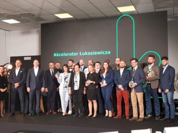 Akcelerator Łukasiewicza - nowa generacja ceramicznych szkiełek do zegarków